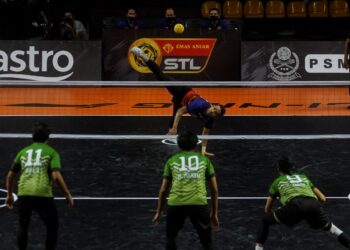 TEKONG Bomba Fighters, Muhammad Al Hafiz Isa melakukan servis dalam aksi Liga Premier menentang Kelantan Warriors pada Liga Sepak Takraw 2021/2022 di Stadium Titiwangsa, Kuala Lumpur kelmarin. 
– UTUSAN/SHIDDIEQIIN ZON