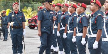 AZMI Osman  memeriksa Barisan Kehormat JBPM Perak pada majlis perbarisan penghargaan sempena persaraan beliau di Ipoh hari ini. - UTUSAN