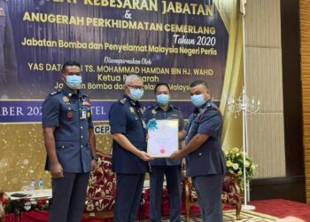 MOHAMMAD HAMDAN WAHID (dua dari kiri) menyampaikan Sijil Perkhidmatan 30 Tahun kepada pegawai bomba pada Majlis Penganugerahan Pingat Kebesaran dan Penyampaian Anugerah Perkhidmatan Cemerlang 2020 JBPM Perlis di Hotel Seri Malaysia, Kangar, Perlis hari ini. - UTUSAN MALAYSIA/NAZLINA NADZARI