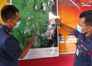 AZMAN Alias (kanan) melihat peta 74 lokasi berisiko banjir di Kemaman dan Dungun.