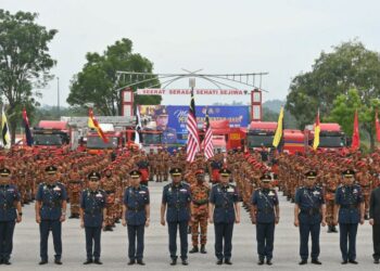REEZAL Merican Naina Merican (barisan hadapan, lima kiri) bergambar bersama anggota bomba pada Majlis Perbarisan Pentauliahan Sijil Sains Kebombaan Siri 1/2022 di Akademi Bomba dan Penyelamat Malaysia Wilayah Timur, Wakaf TapaI, Marang, hari ini. - UTUSAN/PUQTRA HAIRRY ROSLI