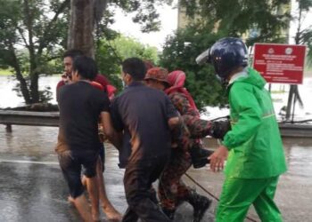 SEORANG anggota bomba lemas ketika cuba menyelamatkan mangsa banjir di Kampung Sungai Putat, Melaka. 