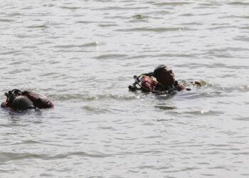 ANGGOTA JBPM ke pinggir tasik selepas melakukan operasi mencari dan menyelamat seorang lelaki dipercayai kurang siuman dikhuatiri lemas di Taman Tasik Cyberjaya hari ini. - FOTO/FAISOL MUSTAFA