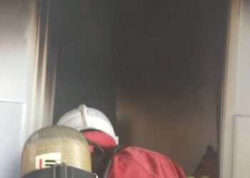 ANGGOTA bomba dan Penyelamat membantu memadam kebakaran bilik stor di sebuah rumah teres dua tingkat di Puchong, Selangor.