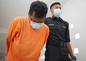 WAN Ismail Wan Md Zain dihadapkan ke Mahkamah Sesyen Kota Bharu, Kelantan, hari ini atas pertuduhan melakukan perhubungan seksual dengan jari terhadap pesakitnya minggu lalu. - UTUSAN/ZULHANIFA SIDEK