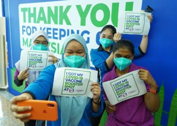 Beberapa petugas kesihatan berswafoto selepas mendapatkan suntikan dos penggalak Covid-19 di Hospital Pakar KPJ Tawakkal Kuala Lumpur. - MINGGUAN/MUHAMAD IQBAL ROSLI