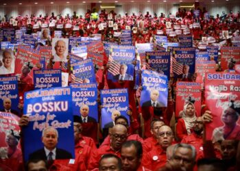 SEBAHAGIAN ahli UMNO memegang poster ‘Solidariti untuk BOSSKU" pada Taklimat Khas Presiden UMNO di Dewan Merdeka, Pusat Dagangan Dunia Kuala Lumpur. UTUSAN/AFIQ RAZALI