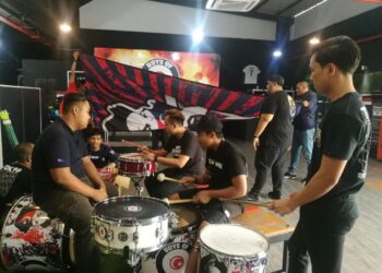 PENYOKONG BOS bersedia menaikkan semangat Harimau Selatan dan menggamatkan Bukit Jalil dengan sorakan serta paluan gendang.