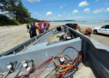 PEGAWAI Daerah Kota Tinggi, Datin Azlina Jalil meninjau bot membawa 50 pendatang asing yang karam 
di perairan Tanjung Balau, Kota Tinggi, Johor, semalam. – UTUSAN/RAJA JAAFAR ALI