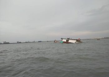 KEADAAN bot 'barter trade' dinaiki sembilan kru Indonesia yang dimasuki air dan hampir tenggelam di perairan Tanjung Pungai, Kota Tinggi, Johor.