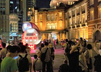 ORANG ramai mula berkumpul di jam besar Sukan Olimpik Tokyo 2020 di Tokyo semalam untuk menghitung detik temasya dibuka secara rasmi malam ini. - AFP