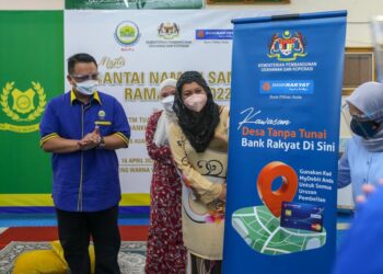 TUANKU Syed Faizuddin Putra Jamalullail (kiri) berkenan melancarkan Desa Tanpa Tunai inisiatif Bank Rakyat di Kampung Warna-warni Seberang Ramai, Kuala Perlis, Perlis hari ini.- UTUSAN/SHAHIR NOORDIN