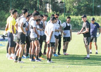 BRAD Maloney (kanan) memberi arahan kepada pemain Malaysia pada sesi latihan di Tashkent, Uzbekistan semalam dalam  persiapan menghadapi Korea Selatan  hari ini. - IHSAN FAM