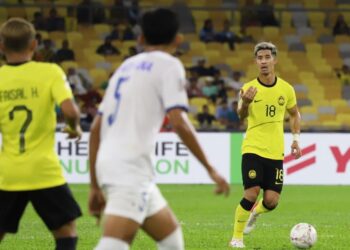 AKSI Brendan Gan ketika membantu Harimau Malaya menentang Laos dalam Piala AFF di Bukit Jalil semalam.