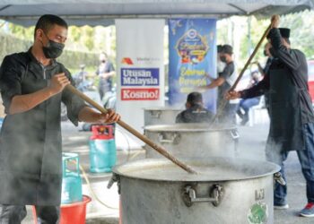 Para petugas memasak bubur lambuk dalam program Kongsi Berkat Bubur Lambuk anjuran bersama EB Frozen Food Sdn. Bhd. dan Media Mulia Sdn. Bhd. di Masjid Wilayah Kuala Lumpur, kelmarin. – UTUSAN/FARIZ RUSADIO