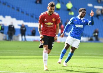 BRUNO Fernandes meraikan jaringannya ketika membantu Manchester United mengalahkan Brighton 3-2 dalam aksi Liga Perdana Inggeris di Stadium Amex, Brihton hari ini. - AFP