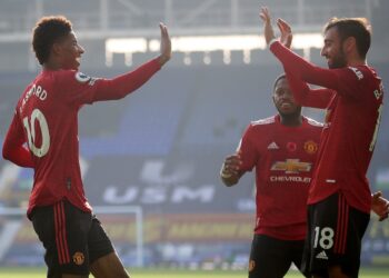 BRUNO Fernandes (kanan) meraikan jaringannya bersama rakan sepasukan, Marcus Rashford dalam aksi Liga Perdana Inggeris di Goodison Park, Liverpool sebentar tadi. - AFP