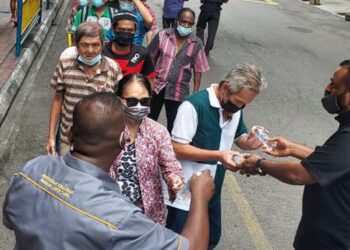 GELANDANGAN termasuk orang awam sanggup beratur panjang di pekarangan Komtar, Georgetown, Pulau Pinang semata-mata mahu mendapatkan nasi beriani  kambing percuma hari ini.