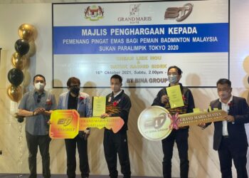 Pengerusi BT Bina Group, Tan Sri Syed Mohd Yusof Tun Syed Nasir (dua dari kiri) bersama Pengarah Urusan Kumpulan BT Bina Group, Datuk Seri David Tan (kanan) menyampaikan kunci rumah kepada Rashid Sidek dan Liek Hou pada majlis penghargaan kepada pemenang pingat emas Paralimpik Tokyo 2020, bulan lalu.