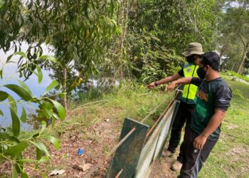 PEGAWAI Perhilitan Selangor menunjukkan lokasi kolam buata di Paya Indah Wetlands, Dengkil, Selangor hari ini.