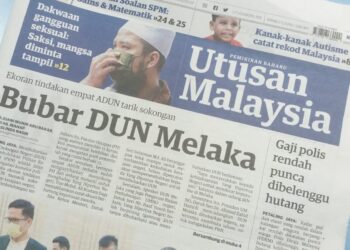 KERATAN akhbar laporan Utusan Malaysia hari ini berhubung kemelut politik di Melaka.