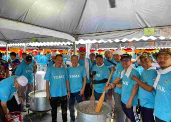 Wan Ismail Hashim (topi merah) bersama pasukan dari Masjid An-Nur dalam program Mega Bubur Lambuk 2023 bersama Majlis Pemuafakatan Penduduk (MPP) Saujana Utama, Sungai Buloh, Ahad lalu.