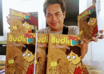 NORHASRAM Mohamad menunjukkan komik Budin yang dihasilkan sejak bermulanya PKP, Mac lalu. - UTUSAN/TOREK SULONG