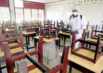 SUKARELAWAN Pertubuhan Pembela Klebang melakukan sanitasi percuma di Sekolah Menengah Kebangsaan Klebang Besar, Melaka menjelang pembukaan semula sekolah.