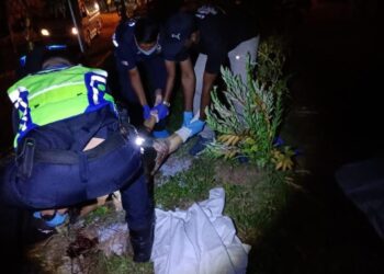 POLIS mengangkat mayat warga emas berdekatan pagar yang merupakan mangsa bunuh di Kampung Kemahang Hulu, Lipis, Pahang. - IHSAN IPD LIPIS