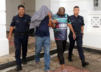 MUHAMAD Iman Divaharan (dua dari kiri) dan Suria Sekaran (tiga dari kiri) terlepas hukuman mati selepas Mahkamah Tinggi Ipoh meminda pertuduhan daripada membunuh kepada menyebabkan kematian tanpa niat terhadap seorang lelaki, tiga tahun lalu. - UTUSAN