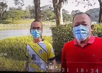 TANGKAP layar memaparkan Shahidan Kassim (kanan) menguji butang panik sambil disaksikan Muhammad Azmi Mohd. Zain di Putrajaya, semalam. – IHSAN PPj