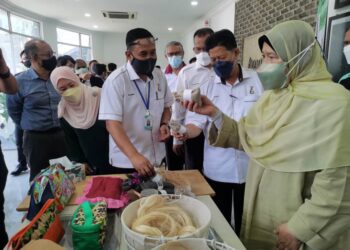 ZURAIDA Kamaruddin (kanan) melihat barangan dihasilkan daripada kenaf di Galeri LKTN di Kubang Kerian. Kota Bharu hari ini. - UTUSAN/ROSALWANI CHE SOH