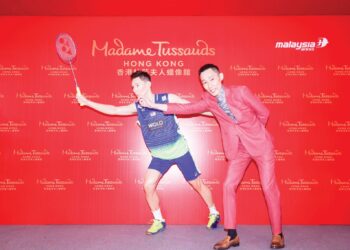 LEE Chong Wei bersama patung lilinnya yang akan dipamerkan di Muzium Madame Tussaud Hong Kong ketika ia dilancarkan dan dipertontonkan di Kuala Lumpur semalam. – UTUSAN/ SHIDDIEQIIN ZON