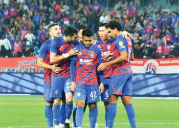 ARIF Aiman Hanapi (tengah) diraikan oleh rakan-rakan sepasukan selepas meledak gol pembukaan Johor Darul Ta’zim ketika menumpaskan Sabah FC 4-0 dalam perlawanan Liga Super di Stadium Sultan Ibrahim, Iskandar Puteri kelmarin. – MINGGUAN/RAJA JAAFAR ALI