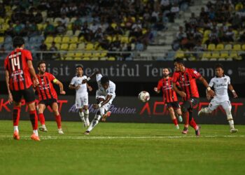 Terengganu FC, Jordan Mintah (tengah) melakukan percubaan ke gawang Kelantan FC dalam perlawanan Liga Super di Stadium Sultan Mizan Zainal Abidin, Gong Badak kelmarin. Terengganu membedil Kelantan 5-0. - UTUSAN/PUQTRA HAIRRY