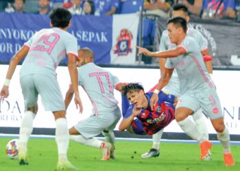 PENYERANG JDT, Akhyar Rashid terjatuh selepas dikepung empat pemain PDRM FC dalam perlawanan pusingan kedua Piala FA yang menyaksikan Harimau Selatan garang membenam The Cops 3-0 di Stadium Sultan Ibrahim, Iskandar Puteri kelmarin. – MINGGUAN/RAJA JAAFAR ALI