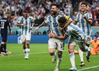 JULIAN Alvarez (kanan) meraikan jaringan kedua Argentina bersama Lionel Messi selepas membantu negara itu menumpaskan Croatia 3-0 pada separuh akhir Piala Dunia 2022 di Stadium Lusail, utara Doha semalam. – AFP
