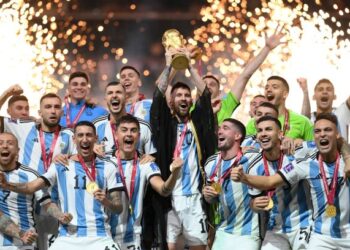 LIONEL Messi menjulang trofi Piala Dunia bersama rakan-rakan sepasukan selepas membantu Argentina menumpaskan Perancis menerusi penentuan sepakan penalti dalam perlawanan akhir di Stadium Lusail, semalam.