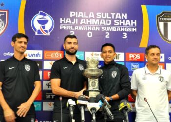 PERTAHANAN JDT, Jordi Amat (dua, kiri) bersama kapten Terengganu FC, Shahrul Nizam Roshasni (dua, kanan) memegang Piala Sultan Haji Ahmad Shah yang menjadi rebutan dalam perlawanan pembukaan Liga Malaysia 2023 malam ini. Turut sama di Stadium Sultan Ibrahim, Iskandar Puteri semalam,  penolong jurulatih JDT, Pablo Ricchetti (kiri) dan jurulatih TFC Tomislav Steinbruckner. – UTUSAN/RAJA JAAFAR ALI