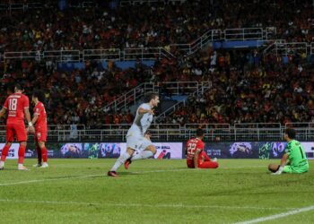 DIOGO Luis Santo (tengah) meraikan jaringannya ketika membantu Johor Darul Ta’zim membelasah Selangor FC 4-0 dalam perlawanan Liga Super di Stadium Majlis Bandaraya Petaling Jaya, Kelana Jaya kelmarin. – MINGGUAN/FARIZ RUSADIO
