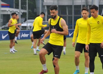 POULO Josue (kiri) menjalani latihan bersama rakan-rakan baharu skuad Harimau Malaya
di Padang Seri Gelam, Johor Bahru semalam sebagai persiapan menghadapi aksi persahabatan antarabangsa.
– UTUSAN/RAJA JAAFAR ALI