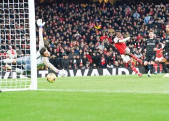 PENYERANG Arsenal, Eddie Nketiah (kanan) meledak gol ketiga pasukannya, menewaskan penjaga gol West Ham, Lukasz Fabianski dalam perlawanan Liga Perdana Inggeris di Stadium Emirates, London semalam.