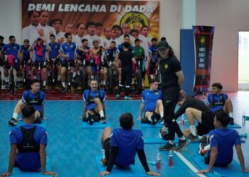 PENGENDALI Harimau Malaya, Kim Pan Gon memantau sesi latihan pemain Malaysia di Wisma FAM, Kelana Jaya semalam menjelang pertemuan Piala AFF menentang Singapura di Stadium Nasional, Bukit Jalil esok. – UTUSAN/AMIR KHALID
