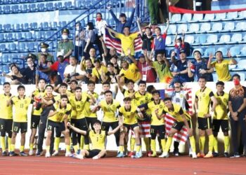 PEMAIN Malaysia meraikan kejayaan menumpaskan Laos 3-1 dalam perlawanan kedua Kumpulan B, Sukan SEA 2021 bersama penyokong yang hadir ke Stadium Thien Truong, Nam Dinh kelmarin. - IHSAN FAM
