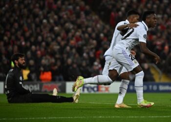 REAKSI penjaga gol Liverpool, Alisson selepas Vinicius Jr. meledak gol penyamaan Real Madrid semalam. - AFP
