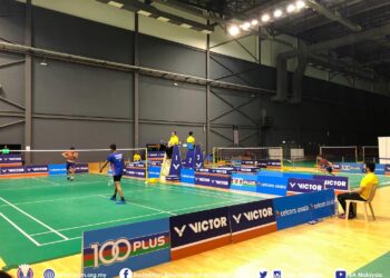 KEJOHANAN badminton pertama diadakan di Stadium Juara, Bukit Kiara hari ini sejak aktiviti sukan terhenti akibat pandemik Covid-19. - BAM