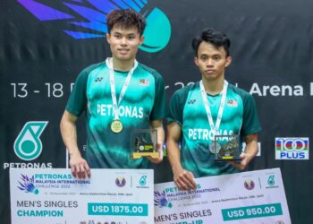 JUSTIN Hoh (kiri) dan Aidil Sholeh bersama hadiah kemenangan selepas perlawanan akhir Kejohanan Badminton Cabaran Antarabangsa Malaysia 2022 di Ipoh hari ini. - UTUSAN/MUHAMAD NAZREEN SYAH MUSTHAFA