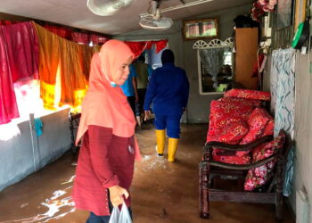 RUMAH seorang penduduk Kampung Parit 3 Alor Setanggok, Semanggol, Perak yang dinaiki air, baru-baru ini. – GAMBAR IHSAN APM