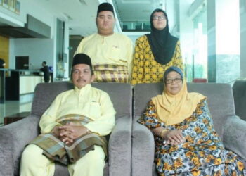 GAMBAR album keluarga Allahyarham Roslan Abu Bakar (duduk, kiri) bersama Muzni Mustafa, Mohd. Ridzuwan serta Siti Aisyah.