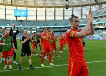 KAPTEN Wales Gareth Bale berpuas hati dengan semangat juang ditunjukkan rakan sepasukannya.- AFP